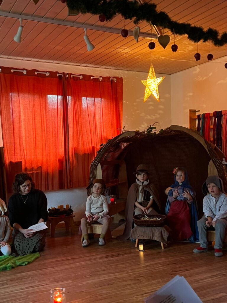 Gesamte Regenbogengruppe des Kindergartens beim Krippenspiel in Hamburg Othmarschen/Groß Flottbek